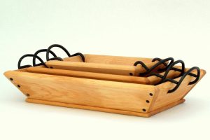 Kahvakkasarja Pieni kahvakka 25.00€ 17x22cm Keskikokoinen kahvakka 33.00€ 20,5x30cm Iso kahvakka 42.00€ 26x37cm Kahvakkasarja 97.00€ Saatavana sekä puun värisenä että tummaksi, valkoiseksi ja siniharmaaksi sävytettyinä.